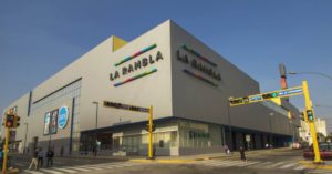 Cercanía a centros comerciales modernos
